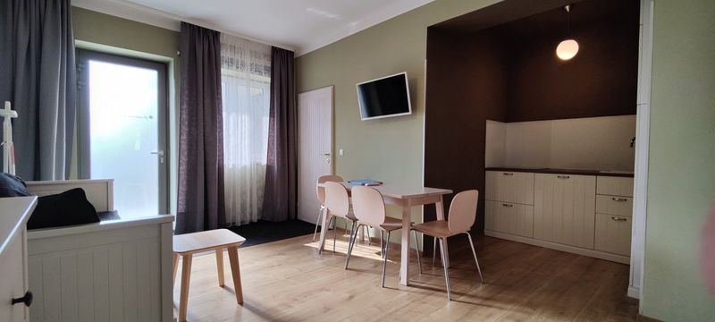 Apartment Lichtblick: Aufenthaltsraum, Kochnische, Essbereich