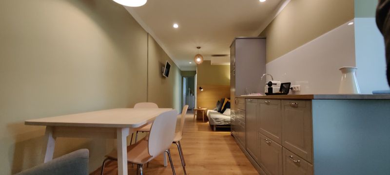 Apartment Refugium: Aufenthaltsraum, Küchenzeile, Essbereich, Alternative Schlafmöglichkeit, Sitzmöglichkeit